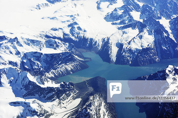 Grönland  Blick aus dem Flugzeugfenster auf Gletscher  Fjorde und Berge