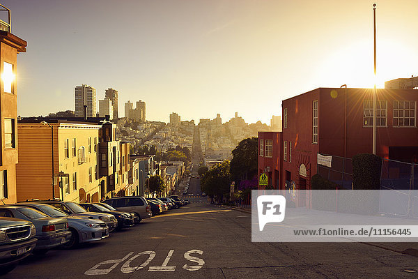 USA  Kalifornien  San Francisco  Blick entlang der Filbert Street auf den Russian Hill im Abendlicht
