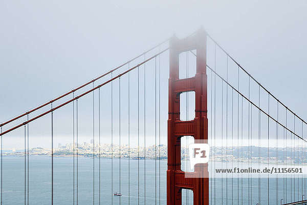 USA  Kalifornien  San Francisco  Golden Gate Bridge im Nebel von Battery Spencer aus gesehen