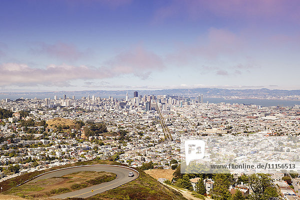 USA  Kalifornien  San Francisco  Blick von Twin Peaks auf den Financial District mit Twin Peaks Boulevard