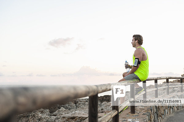 Spanien  Mallorca  Jogger mit Wasserflasche