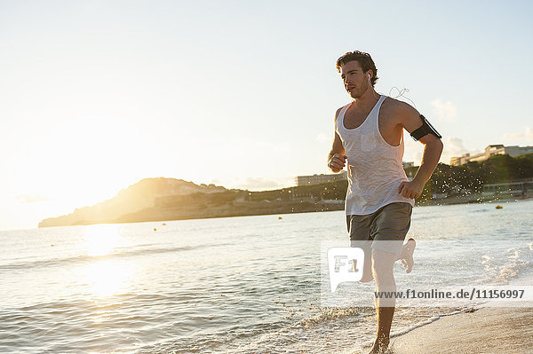 Spanien  Mallorca  Jogger am Strand am Morgen