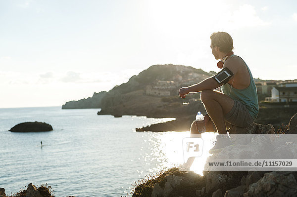 Spanien  Mallorca  Jogger mit Wasserflasche am Strand