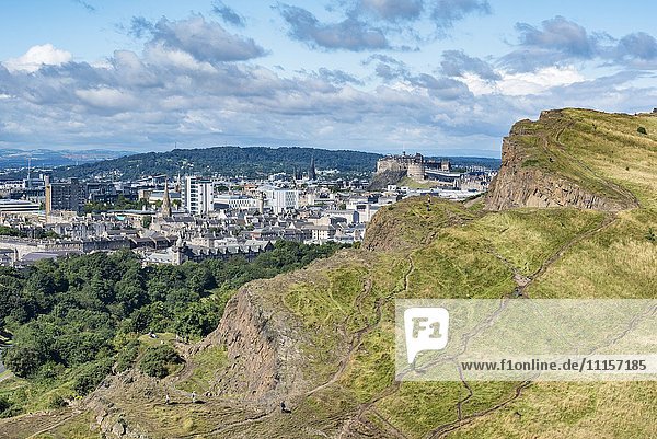 Vereinigtes Königreich  Schottland  Edinburgh  Klippe von Salisbury Crags und Altstadt mit Edinburgh Castle