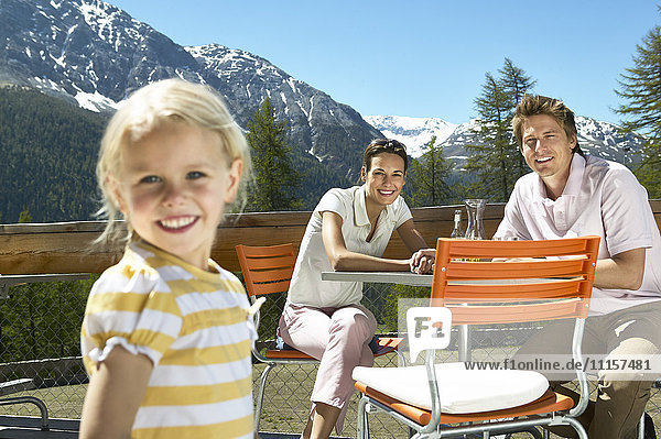 Glückliche Familie auf der Panoramaterrasse in den Bergen
