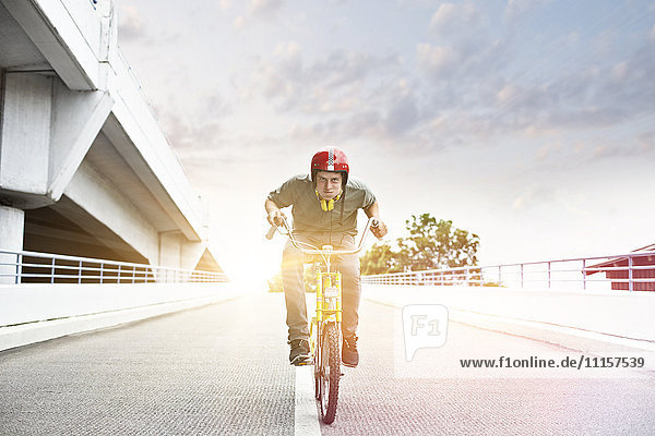 Teenager-Junge beschleunigt auf dem Fahrrad