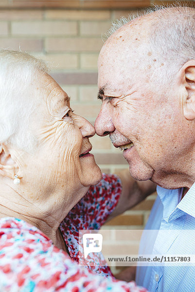 Seniorenpaar reibt sich die Nase