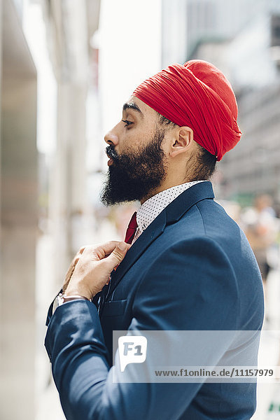 Indischer Geschäftsmann mit Krawatte auf der Straße