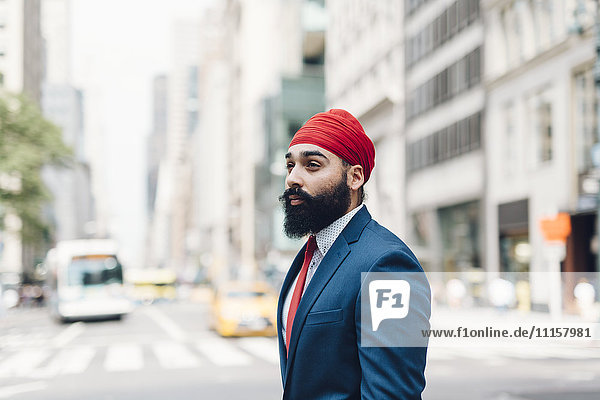 Indischer Geschäftsmann überquert Straße in Manhattan