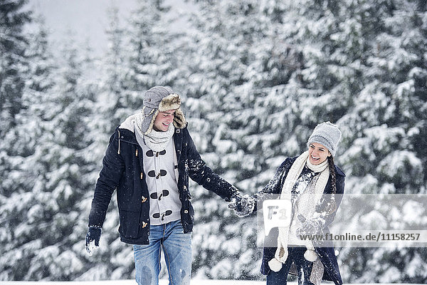 Glückliches Paar in der Winterlandschaft