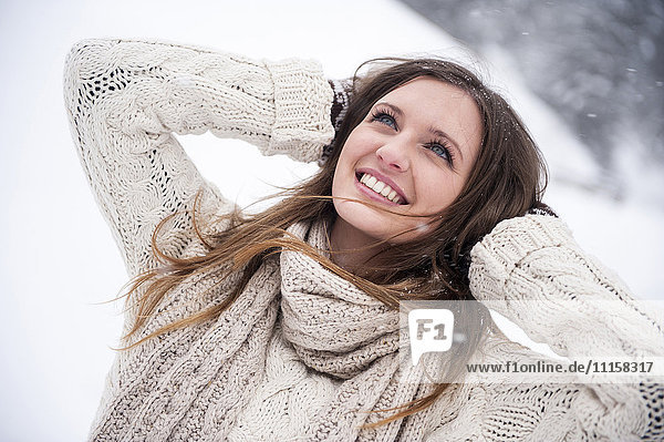 Junge Frau mit Spaß im Schnee
