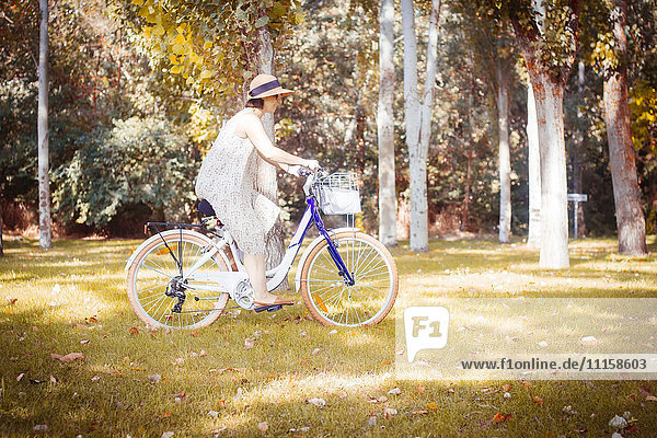 Fahrradfrau im Herbstpark