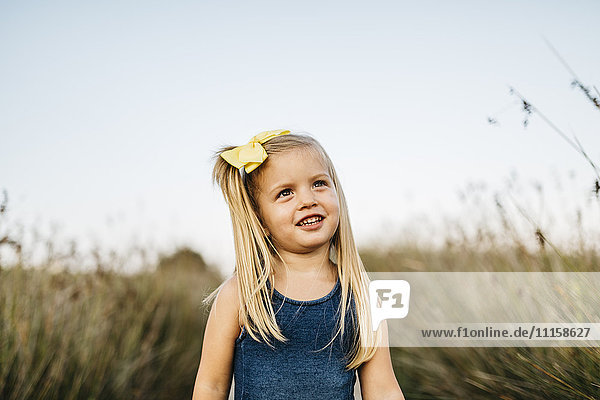 Porträt eines lächelnden Mädchens mit Haarschleife