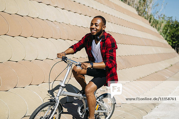 Lächelnder Mann auf dem Fahrrad