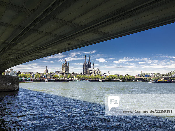 Deutschland  Köln  Blick auf die Stadt mit Deutzer Brücke und Rhein im Vordergrund