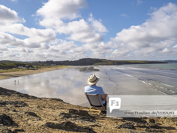 Frankreich Bretagne Sainte-Anne-la-Palud älterer Mann am Strand Treguer plage