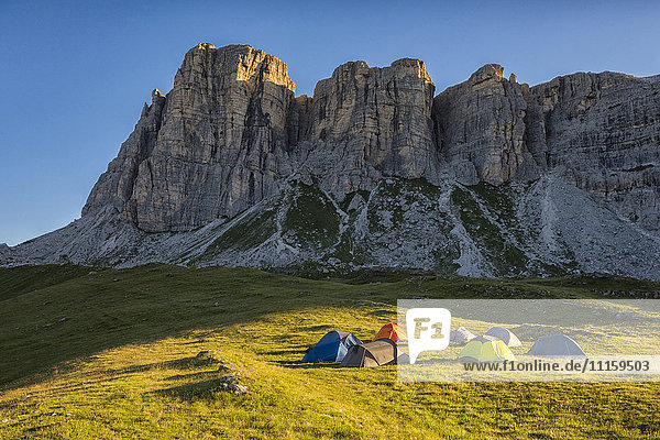 Italien  Dolomiten  Blick auf den Berg Lastoi de Formin mit Lager im Vordergrund