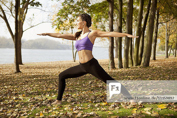 Frau in der Natur mit Yoga-Pose