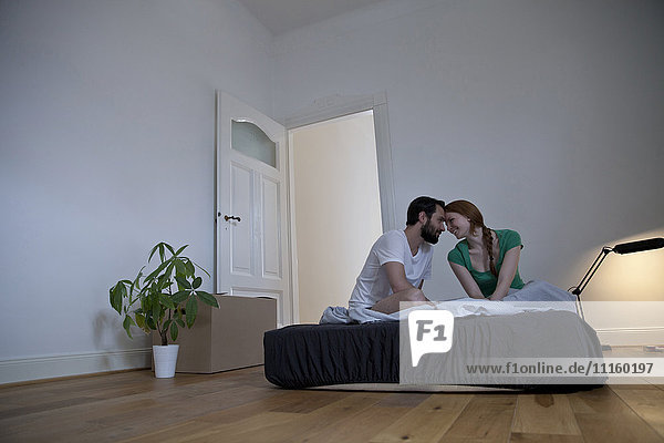 Junges Paar verbringt die erste Nacht in seiner neuen Wohnung