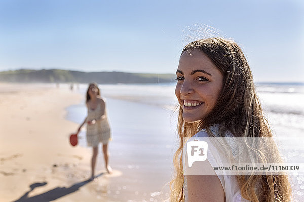 Porträt eines glücklichen Mädchens am Strand