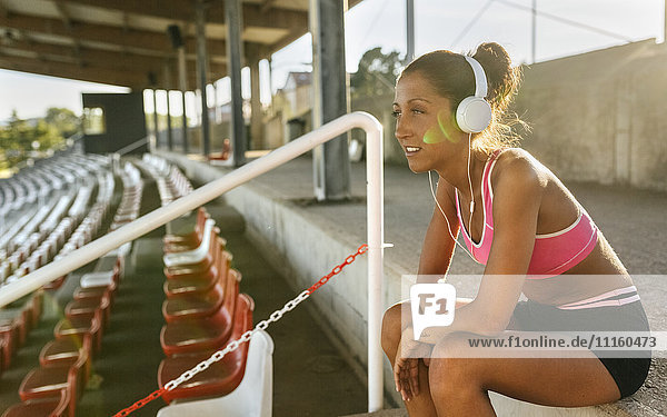 Sportlerin macht Pause  Musik hören