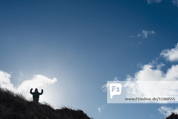 Dänemark  Nordjütland  Junge in der Steilküste am Leuchtturm Rubjerg Knude
