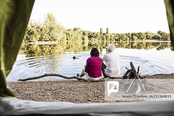 Seniorenpaar beim Zelten am See