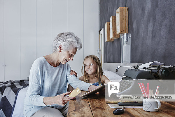 Großmutter und Enkelin online einkaufen zu Hause