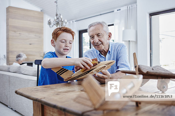 Großvater und Enkel beim Aufbau von Modellflugzeugen