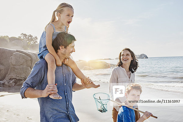 Glückliche Familie am Strand