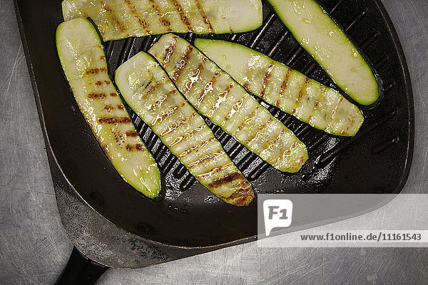 Gebratene Zucchinischeiben in der Pfanne