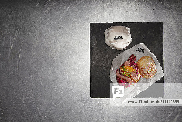 Hausgemachter Burger mit Entenbrust  Rotkohl  Radicchio und Orangen