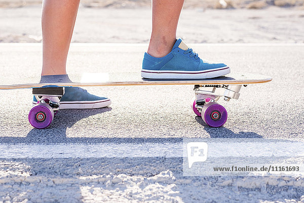 Spanien  Teneriffa  junger Skater auf dem Skateboard  blaue Schuhe