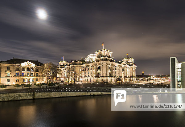 Deutschland  Berlin  Reichstag bei Nacht