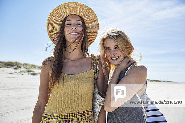 Portrait von zwei Freundinnen am Strand
