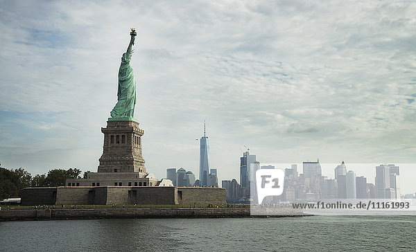 USA  New York City  Freiheitsstatue auf Liberty Island und Skyline im Hintergrund