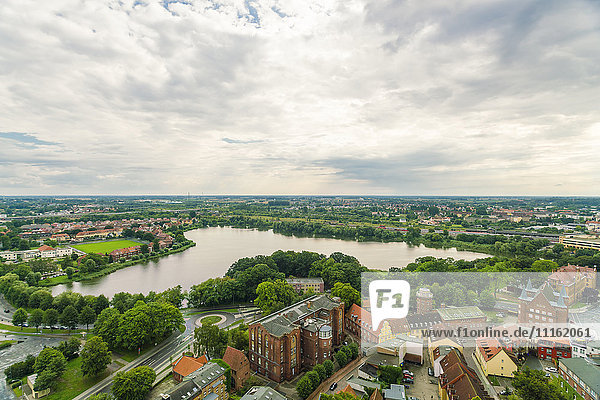 Deutschland  Stralsund  Blick auf Knieperteich und Teil der historischen Altstadt