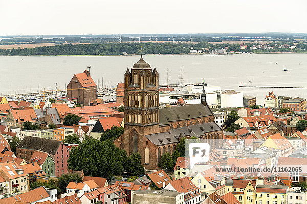Deutschland  Stralsund  Blick auf die St. Jakobskirche an der historischen Altstadt und Rügener Insel