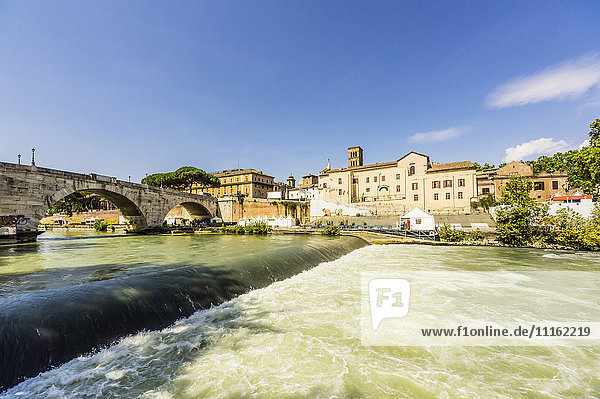 Italien  Rom  Blick auf Ponte Cestio über den Tiber und die Tiberinsel