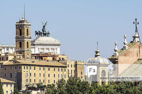 Italien  Rom  Stadtansicht mit Teil des Monumento a Vittorio Emanuele II von hinten