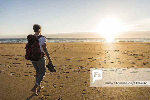 Frankreich  Bretagne  Finistere  Halbinsel Crozon  Frau beim Strandwandern