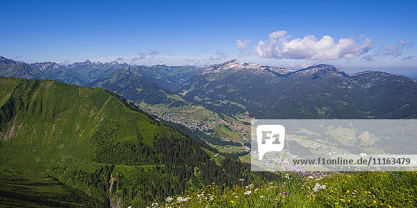 Deutschland  Bayern  Vorarlberg  Alpen  Blick vom Fellhorn über das Kleine Walsertal Richtung Hoher Ifen  Gottesacker