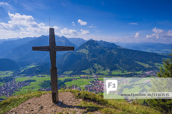 Deutschland  Bayern  Gipfelkreuz auf dem Hirschberg mit Blick auf Bad Hindeland im Ostrachtal