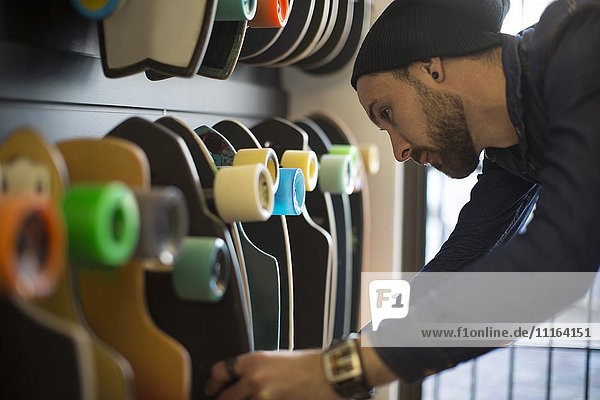 Mann beim Einkaufen von Skateboards