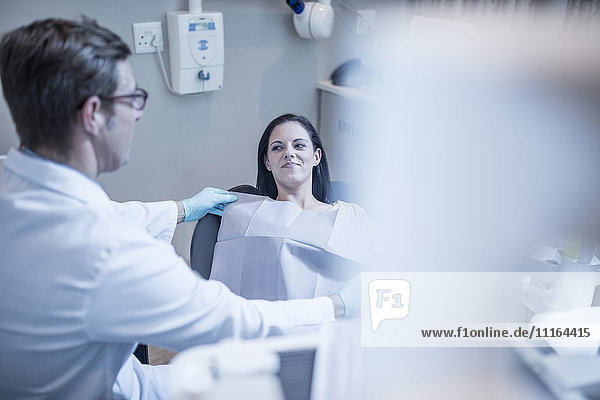 Zahnarzt bereitet Behandlung für Patienten vor