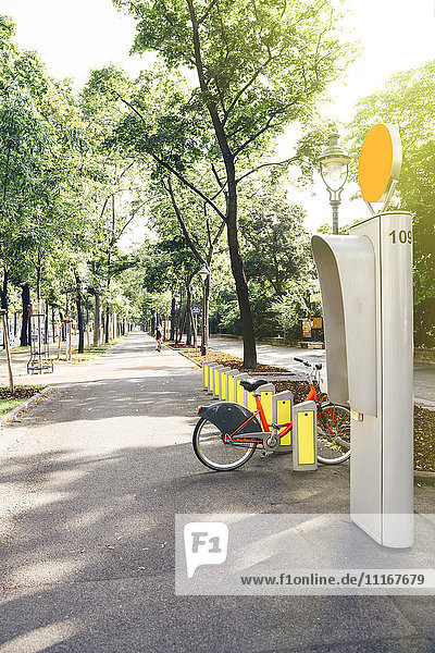 Fahrradverleihstation im Park  Wien  Österreich