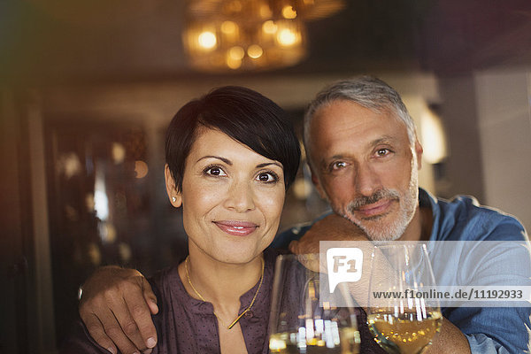 Porträt selbstbewusstes Paar trinkt Weißwein in einer Bar