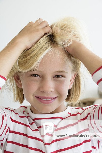Porträt eines glücklichen kleinen Mädchens mit Haaren