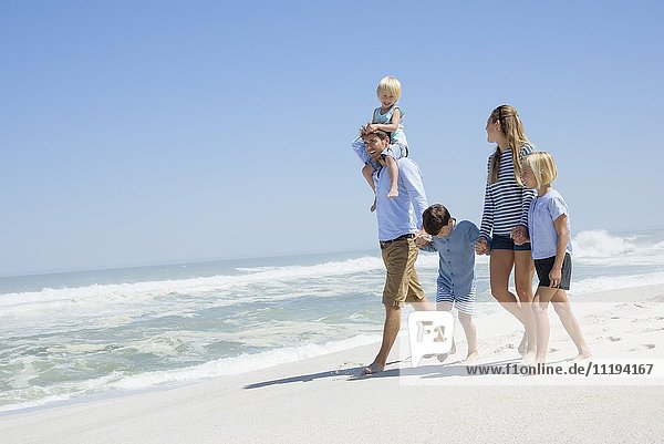 Familienwanderung am Strand