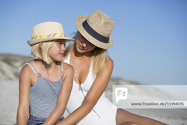 Nahaufnahme einer jungen Frau und ihrer Tochter am Strand
